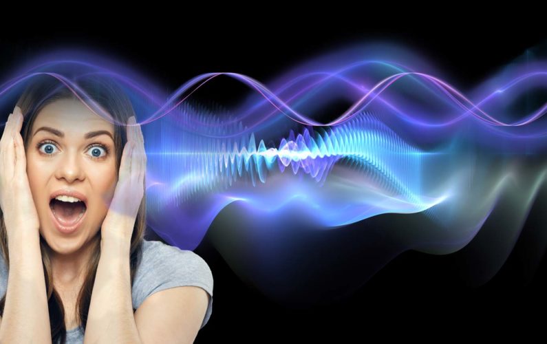 Santé : femme traversée par une onde électromagnétique