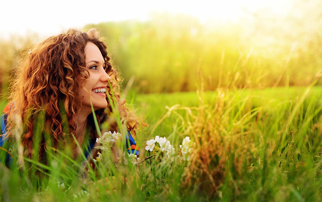 Joie d'une femme sur la voie