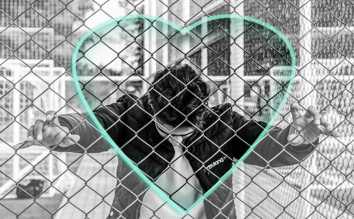 Amour et compassion, jeune homme prisonnier