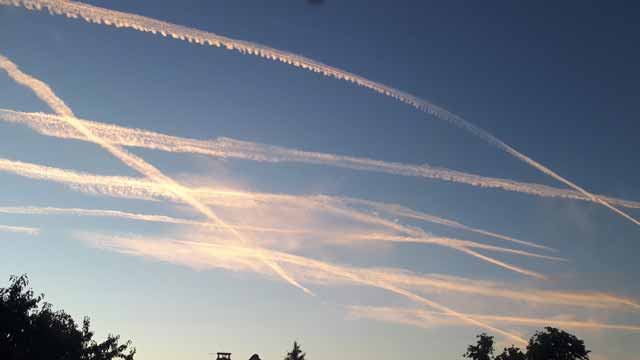 chemtrails nuages bizarres dans le ciel après passage des avions