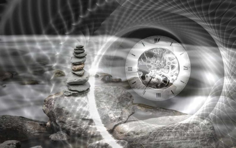 Tour de pierres indiquant un chemin sur fond de rivière et de spirale avec une horloge