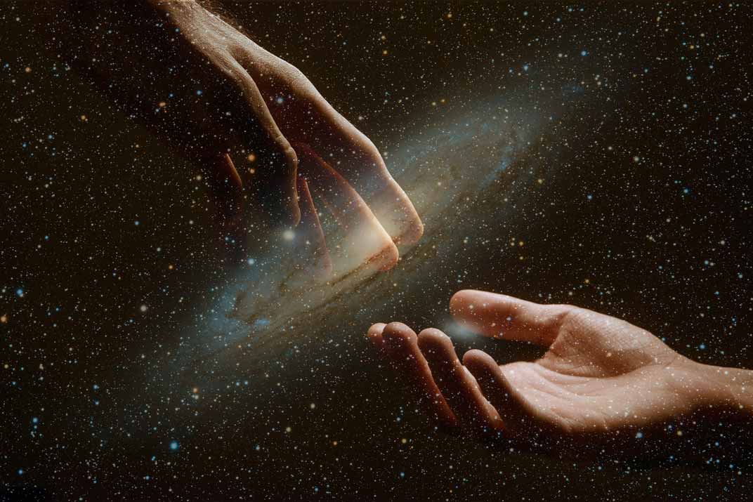 Main masculine traversant un vortex, une main féminie accueille