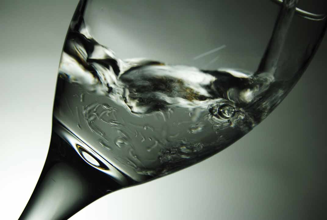 verre d'eau incliné pour recevoir un nectar, une eau filtrée et vitalisée