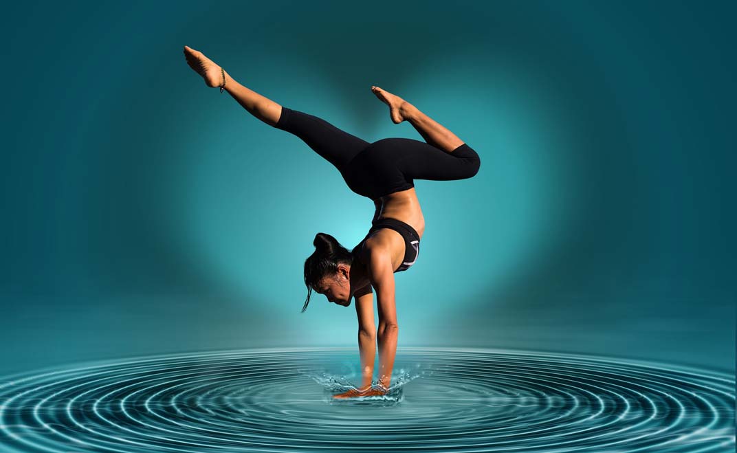 Femme en équilibre sur une onde d'eau
