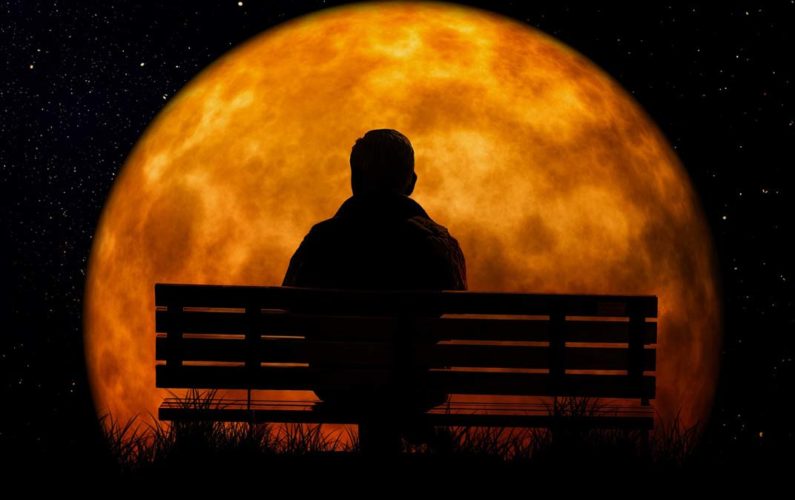 Homme sage en contemplation devant la lune.