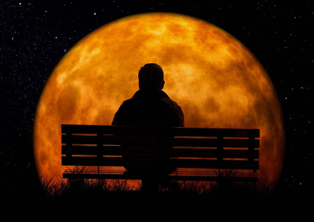 Homme sage en contemplation devant la lune.