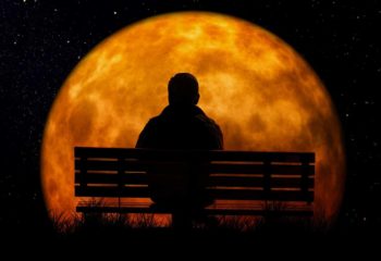 Homme sage en contemplation devant la lune.