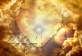 Nuages filtrant la lumière au centre un coeur et un réveil pour symboliser 2024