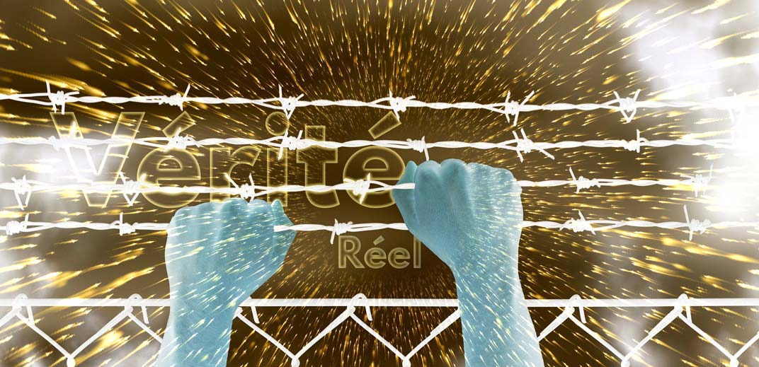 Mains prisonnières sur des barbelés avec en fond les mots réel et vérité