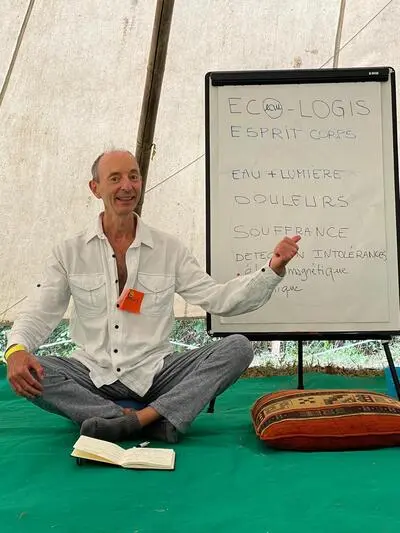 Thierry illustrant l'écho logis du corps esprit passant par l'eau.